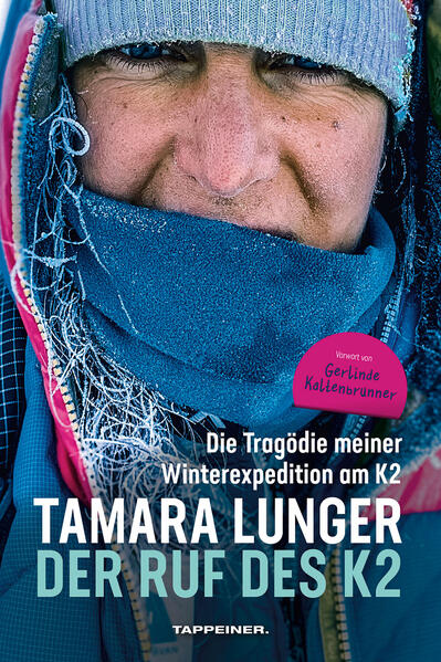 Der K2 ist der König jener Giganten aus Eis und Fels, die auf unserer Erde am weitesten in den Himmel hinaufragen. Es ist nahezu unmöglich, sich seiner Faszination zu entziehen. Tamara Lunger, die wohl eine der stärksten Bergsteigerinnen unserer Zeit ist, hatte den K2 bereits im Sommer des Jahres 2014 bestiegen. Nach einer Reihe traumatischer Erlebnisse, darunter die Pandemie, die Überwindung einer tiefen emotionalen Krise und der Schock, Simone Moro in eine Gletscherspalte des Gasherbrum stürzen zu sehen, beschließt sie, auf den K2 zurückzukehren und dessen Erstbesteigung im Winter zu wagen. Dies hier ist das außergewöhnlich Tagebuch dieser nervenaufreibenden und tragischen Expedition. Wie bei einer Liveübertragung erzählt Tamara vom anfänglichen Enthusiasmus, aus dem zunächst tiefe menschliche Bindungen zu ihren Berg- und Seilkameraden entstehen, von den unmenschlichen Mühen, der eisigen Kälte und den immer wieder unvorhersehbaren Situationen, und schließlich vom Tod, der fünfmal direkt vor ihren Augen einen nach den anderen ihrer Kameraden und Freunde zu sich holt. Doch aus ihren Erzählungen geht auch hervor, wie sich Tamara inmitten all dieser Tragödien und unter dem ewig vereisten Gipfel des K2 erstmals gezwungen sieht, sich plötzlich tiefgehend mit sich selbst auseinanderzusetzen. Und genau darin liegt die Erkenntnis des Höhenbergsteigens: in der immensen Kraft und Stärke der Natur, neben der das menschliche Dasein zu einem unwichtigen Nichts verblasst. Niemals wird es uns wirklich gelingen, einen Berg zu bezwingen