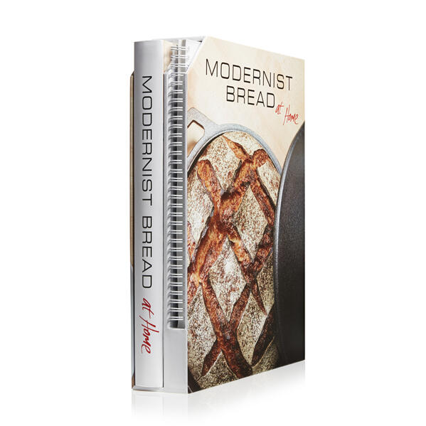 Modernist Bread at Home ist ein unverzichtbares Buch für alle, die leidenschaftlich gern eigenes Brot backen. Es wurde vom selben Team entwickelt, das auch das preisgekrönte Werk Modernist Bread herausgebracht hat, und ist das Ergebnis von mehr als vier Jahren unabhängiger Forschung über die Grundlagen, Methoden und Wissenschaft des Brotbackens. Jetzt wurde all dieses Wissen in einem 420-seitigen Einzelband zusammengefasst, der für Hobbybäcker gedacht ist. Man findet darin neue Verfahren, die das Brotbacken vereinfachen, sowie köstliche Rezepte, zeitsparende Tipps und innovative Techniken, die nicht nur großartige Ergebnisse liefern, sondern Hobbybäckern auch ein neues Maß an Selbstvertrauen beim Backen vermitteln.