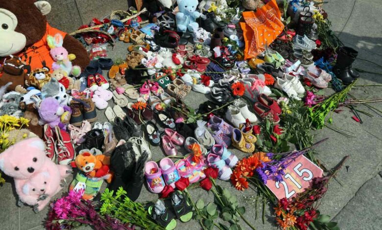 Kinderschuhe und Spielzeug als Zeichen der Trauer nach dem Fund der Überreste von 215 indigenen Kindern in einem katholischen Internat (Foto: Dave Chan)