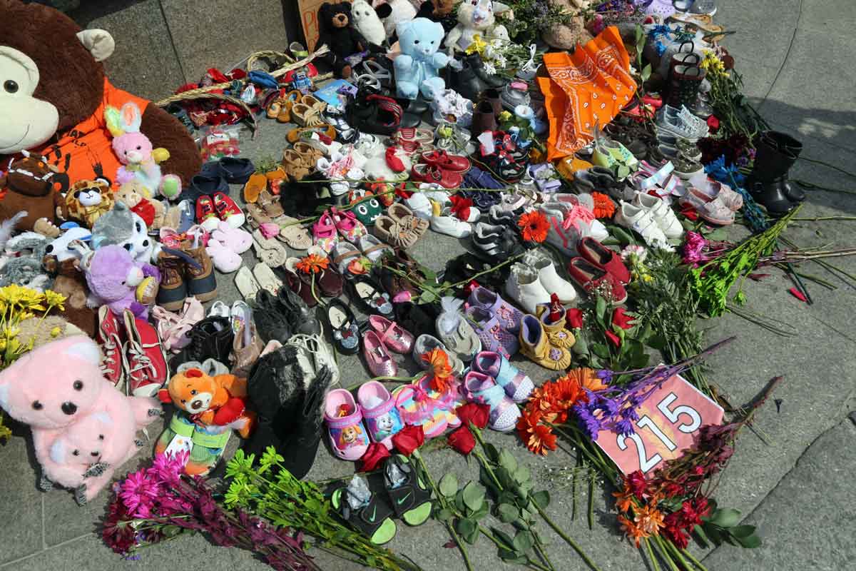 Kinderschuhe und Spielzeug als Zeichen der Trauer nach dem Fund der Überreste von 215 indigenen Kindern in einem katholischen Internat (Foto: Dave Chan)