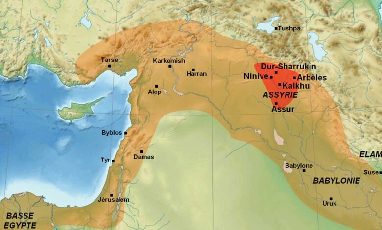 In Rot: das assyrische Kernland mit den wichtigsten assyrischen Städten. In Orange: die maximale Ausdehnung des assyrischen Reiches unter der Herrschaft von Assurbanipal (668-627 v. Chr.). Foto: Near_East_topographic_map-blank.svg: Sémhur