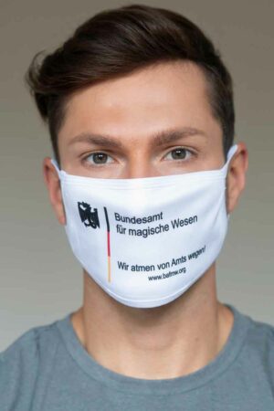 Bundeslurch-Maske in verschiedenen Farben, mit Aufdruck "Wir atmen von Amts wegen" und mit Webadresse des BAfmW in drei verschiedenen Größen.