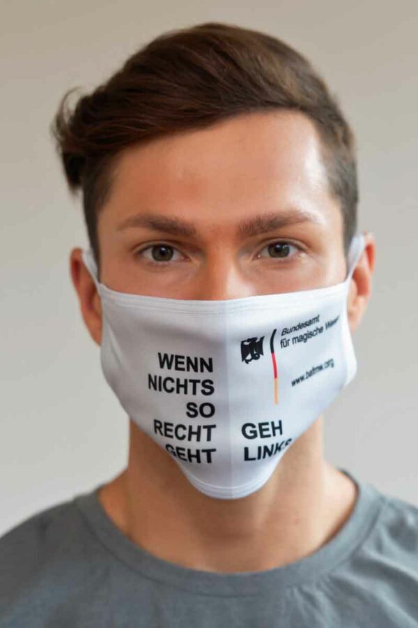 Bundeslurchmaske in verschiedenen Farben, mit Aufdruck "Wenn nichts so recht geht, geh links" und mit Webadresse des BAfmW in drei Größen.