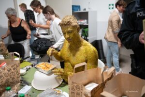 Sascha Vaegs als Goldener Engel mit einem Teil der Crew der letzten Dreharbeiten des BAfmW. Bunt, LGB, migrantisch und kreativ - kein Platz für AfD & Co. (Foto: Barbara Frommann)