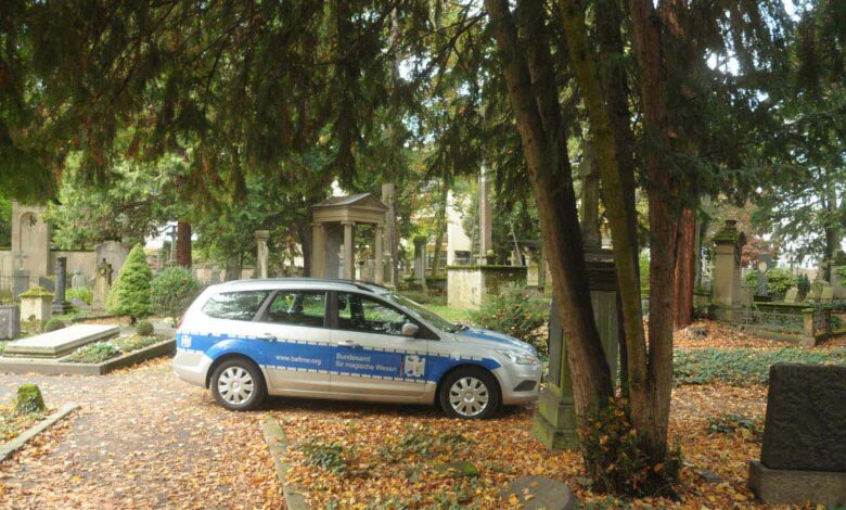Auch auf dem Alten Friedhof in Bonn gedenkt das Amt der Ereignisse um Jesus, den Riesenkürbis und Halloween muß Rechnung getragen werden (Foto: Bundesamt für magische Wesen)