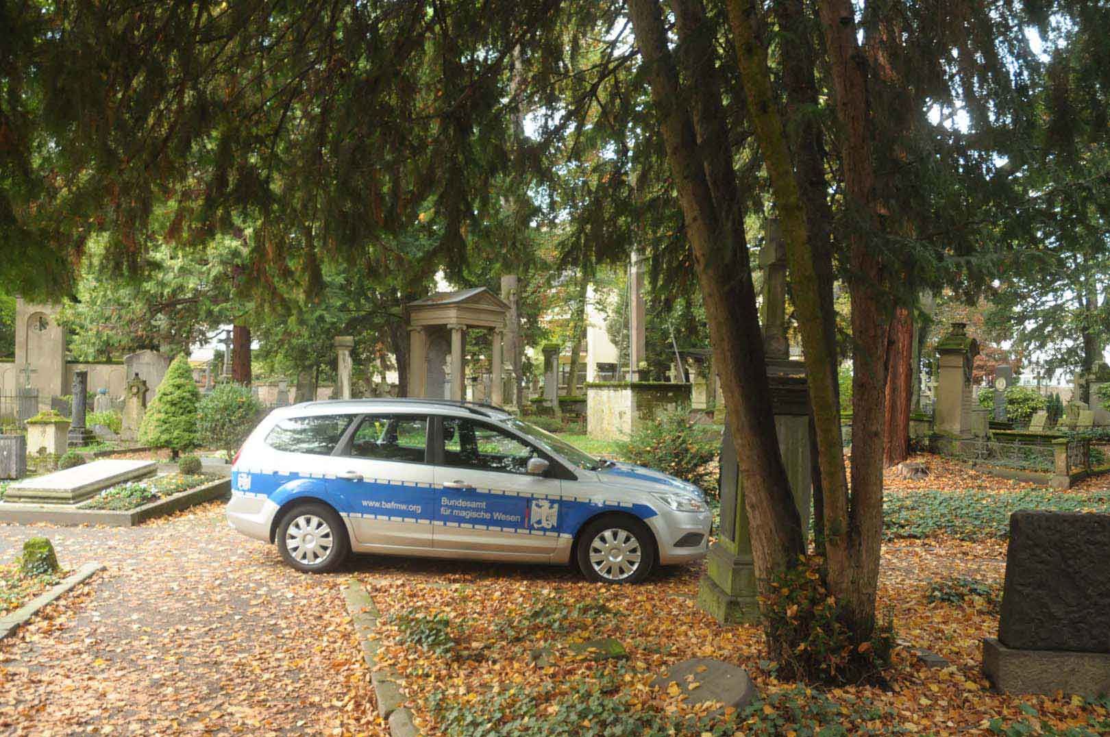 Auch auf dem Alten Friedhof in Bonn gedenkt das Amt der Ereignisse um Jesus, den Riesenkürbis und Halloween muß Rechnung getragen werden (Foto: Bundesamt für magische Wesen)