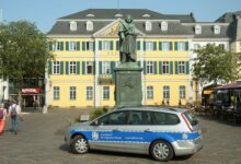 Der Dienstwagen des Bundesamtes für magische Wesen vor dem Denkmal Ludwig van Beethoven in der Stauhauptstadt Bonn Foto: Bundesamt für magische Wesen