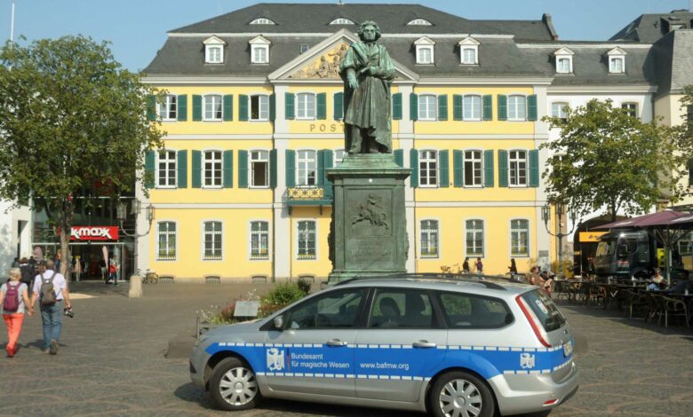 Der Dienstwagen des Bundesamtes für magische Wesen vor dem Denkmal Ludwig van Beethoven in der Stauhauptstadt Bonn Foto: Bundesamt für magische Wesen
