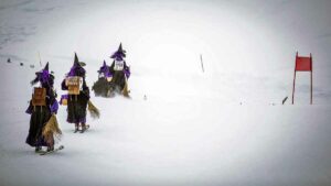 Die Belalper Hexen im Schnee - Moderne Hexen sind auch auf den Pisten zuhause