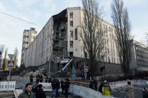 Eine Detonation riss ein klaffendes Loch in ein Vier-Sterne-Hotel in der ukrainischen Hauptstadt, wie ein AFP-Reporter berichtete. (Foto: NurPhoto via AFP)