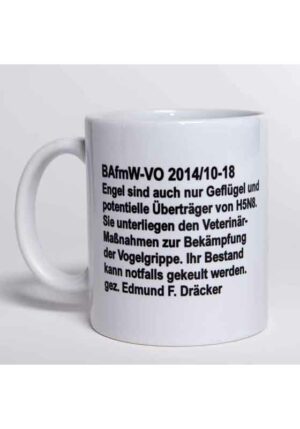 Bundeslurch-Tasse mit dem Logo des Bundesamtes für magische Wesen sowie der Verordnung von Edmund F. Dräcker zur Keulung von Engeln.