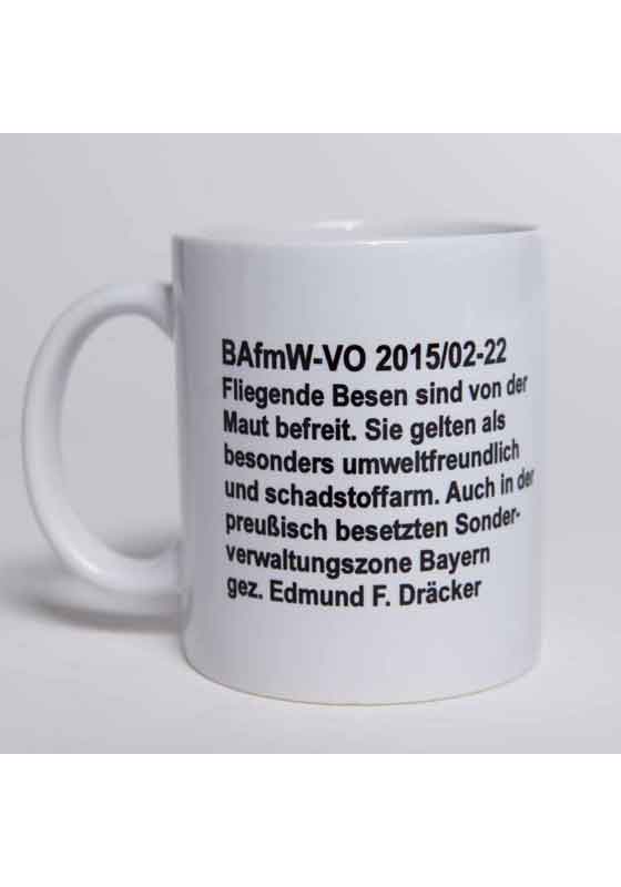 Bundeslurch-Tasse mit dem Logo des BAfmW sowie der Verordnung von Edmund F. Dräcker zu Fliegenden Besen und zur Maut in Bayern.