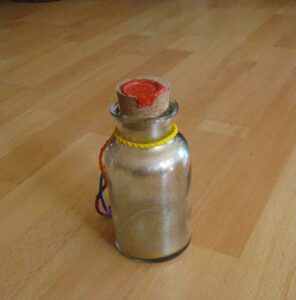 Glitzereffekt einer Flasche mit echtem Wurmloch (Foto: Carmilla DeWinter)