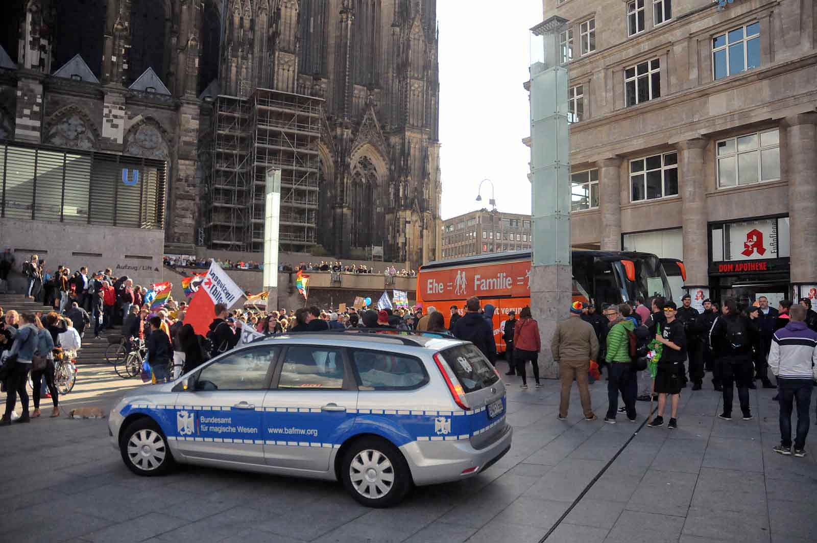 Der BAfmW-Dienstwagen bei der Gegendemo zur "Demo für Alle" in Köln. (Foto: Bundesamt für magische Wesen)