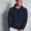 JH101 Graduate Heavy Weight Hoodie in New French Navy mit Modelboy