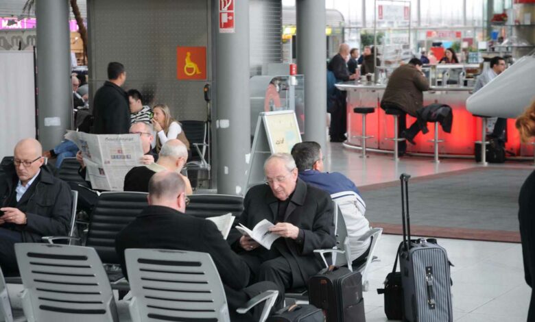 Joachim Kardinal Meisner mit Altpapier in der Abflughalle des Kölner Adenauer-Airports (Foto: Bundesamt für magische Wesen)