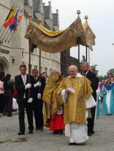 Kardinal Daneels mit dem Allerheiligsten bei einer Fronleichnamsprozession in Mechelen Quelle: Wikipedia
