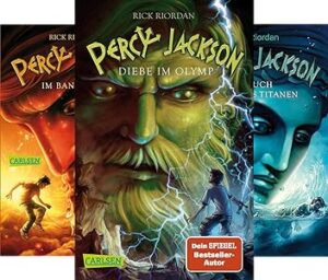 Gespickt mit Heldentum, Chaos und Freundschaft ist die sechsteilige Fantasy-Reihe rund um den Halbgott Percy Jackson inzwischen millionenfach verkauft. Der Mix aus Spannung, Witz und Mythologie begeistert Jung und Alt aus mehr als 40 Ländern und ist die bekannteste Serie von Rick Riordan.