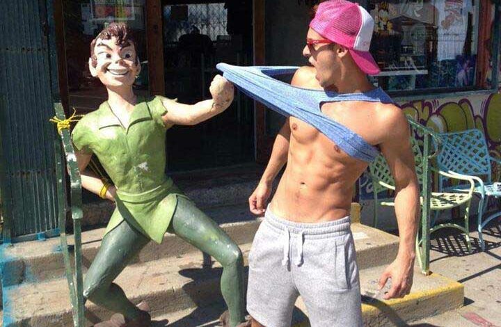Peter Pan im Urlaub bei etwas heftigeren Flirtversuchen ertappt?