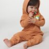 Für die Iconic Baby-Kapuzensweatshirt "Baby Cruiser" mit dem Bundeslurch wurde 85% gekämmte ringgesponnene Bio-Baumwolle, 15% recyceltes Polyester verwendet, denn das BAfmW steht für einen fairen und nachhaltigen Umgang mit Ressourcen