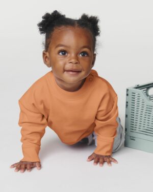 Für die Iconic Baby-Sweatshirt mit Rundhalsausschnitt "Baby Changer" mit dem Bundeslurch wurde 85% gekämmte ringgesponnene Bio-Baumwolle, 15% recyceltes Polyester verwendet, denn das BAfmW steht für einen fairen und nachhaltigen Umgang mit Ressourcen