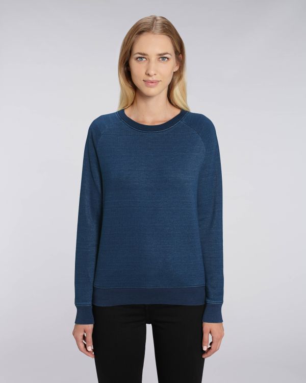 Damen Denim-Rundhals-Sweatshirt "BAfmW-Sonderbeauftragte" aus 85% gekämmter ringgesponnene Bio-Baumwolle und 15% recyceltem Polyester, denn das BAfmW steht für einen fairen und nachhaltigen Umgang mit Ressourcen.