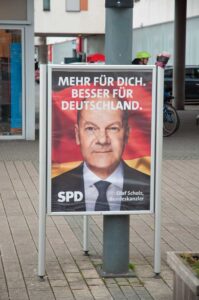 Bundeskanzler Olaf Scholz (SPD) kandidiert erneut, aber wir wünschen uns keine zweite Kanzlerschaft. Olaf Scholz ist uns zu luschig.