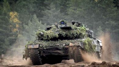 Ein deutscher Leopard-Panzer während einer Übung des NATO Enhanced Forward Presence Battalion während des offiziellen Staatsbesuchs des belgischen Königspaares in der Republik Litauen, Mittwoch, 26. Oktober 2022, in Pabrade. (Foto von DIRK WAEM / BELGA MAG / Belga via AFP)