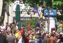 Pegida Stuttgart, eingekreist von Gegendemonstranten (Foto: Carmilla DeWinter)