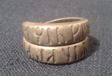 Ring mit gut erkennbarer Runeninschrift: Illegaler Liebeszauber