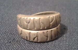 Ring mit gut erkennbarer Runeninschrift: Illegaler Liebeszauber (Foto: Carmilla DeWinter)