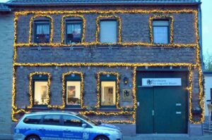 Das weihnachtlich dekorierte Bundesamt für magische Wesen in Bonn